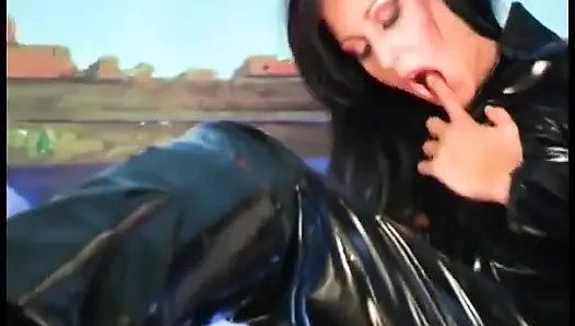 Weibliche domina im latexanzug bekommt analreiten und sperma essen