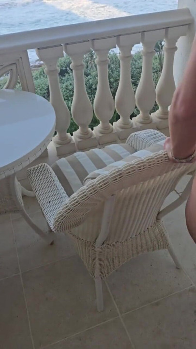 Real milf fodida na varanda do hotel para todos verem | Clipe 1