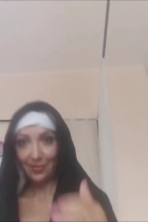 修女似乎不太敬业