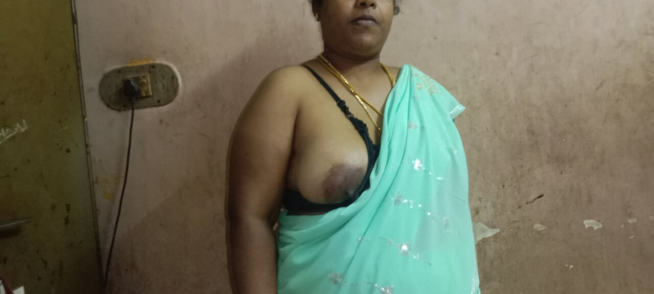 Saya pergi ke rumah stepaunt saya dan dia sangat cantik dalam saree, kemudian saya memegang payudaranya dan berkongsi katilnya.