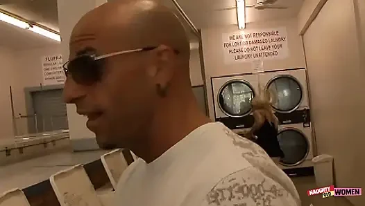 Karşılama sanatçısı sarışın sürtük Regan Anthony'nin boşalması için elinden geleni yapıyor