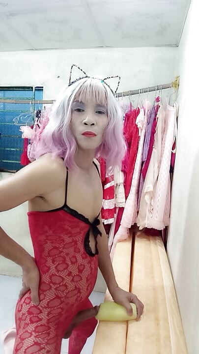 Oanh Le transpłciowa osoba w pornograficznych rajstopach, bawiąca się puszką udawanej przyjemności