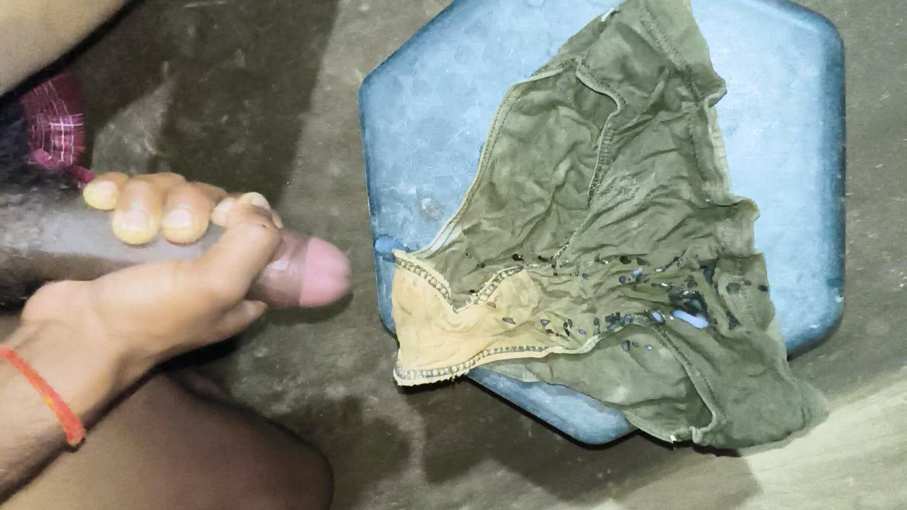 Chachi ka panty me pani gira diya raat me