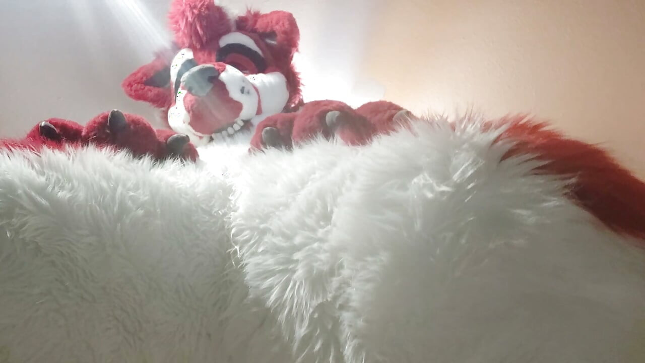 Fursuit omorashi - mokrim se u svom punom murrsuitu