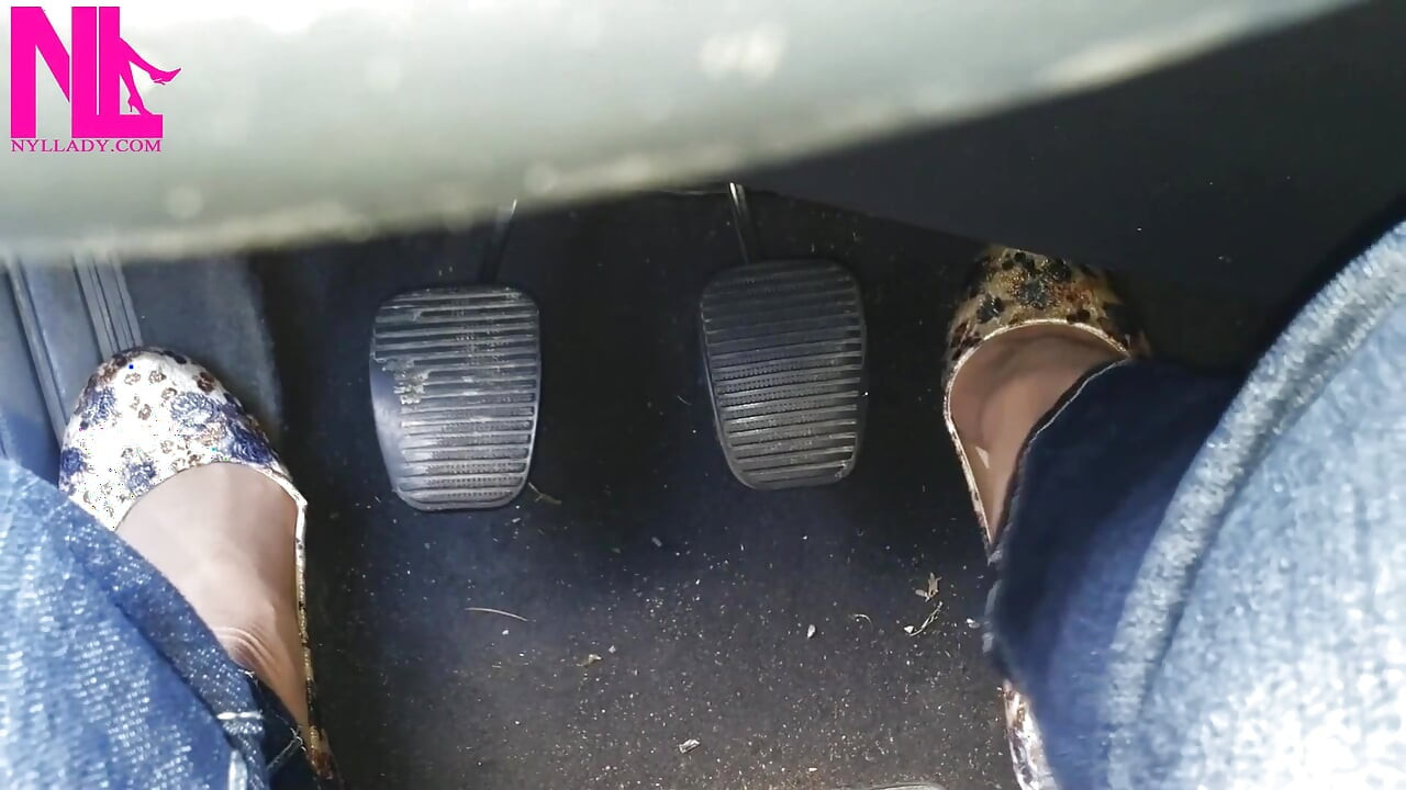 Pengepaman pedal di flat berbunga