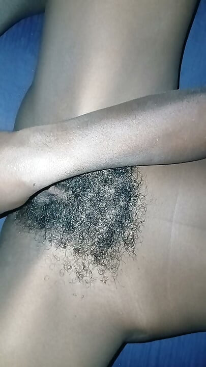Kontol hitam besar menggosok memek berbulu basah dengan bibir memek yang besar