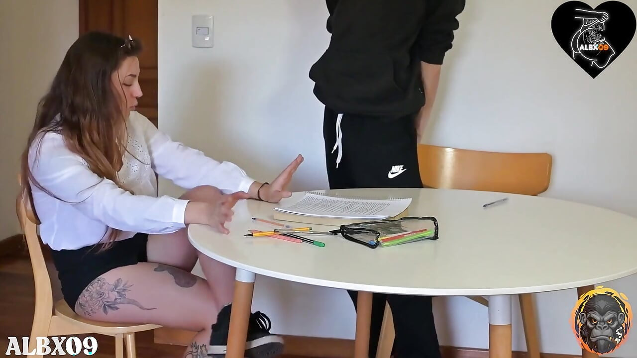 Čůrák mého studenta se zastaví, zatímco studujeme - sperma v ústech