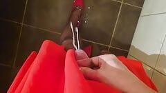 Stor spermasprut i röd klänning, strumpbyxor och höga klackar