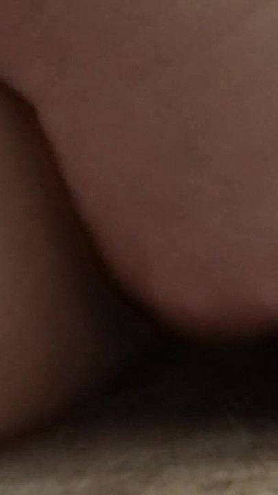 Η MILF γαμιέται στον σφιχτό κώλο της. | Κλιπ 1