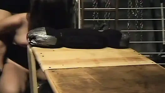 Pelacur dominan menggunakan kontolnya seperti mainan pribadinya