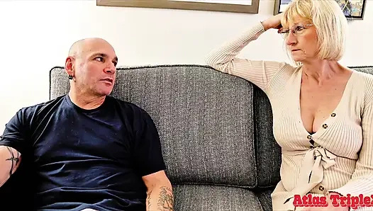 Сексуальная сквиртующая горячая бабуля трахает своего пасынка