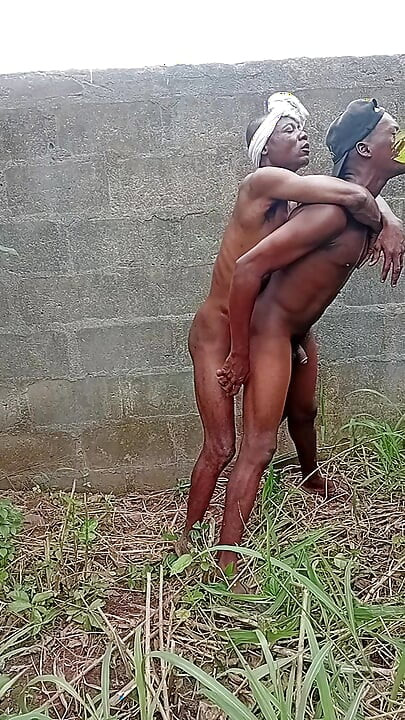 Iza ograđenog zida vidio sam dva homoseksualca kako se na ne
