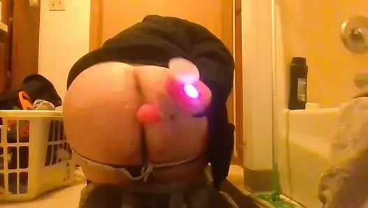 Cewek semok ini lagi asik fingering memeknya sampai lubangnya menganga lebar