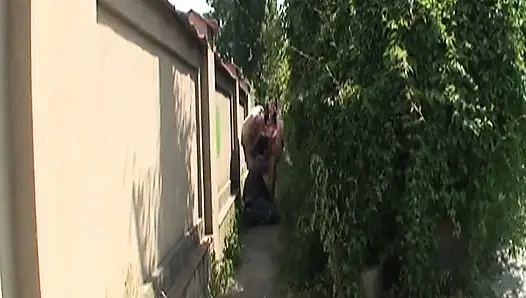 Seksi genç kız üvey babası ve arkadaşı tarafından herkesin içinde sikiliyor