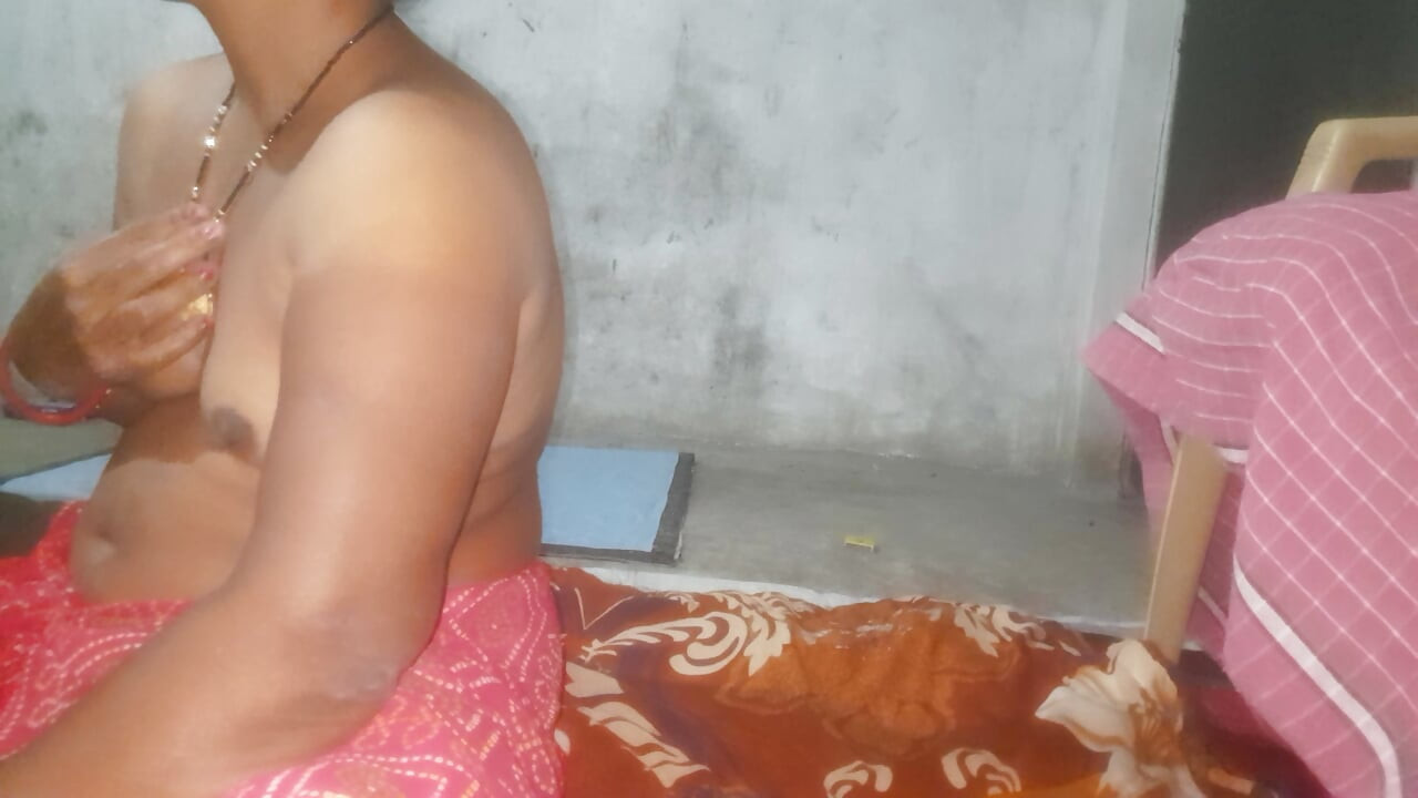Sexi bhabi so rahi thi achanak hardchudai dardho raha doggy style