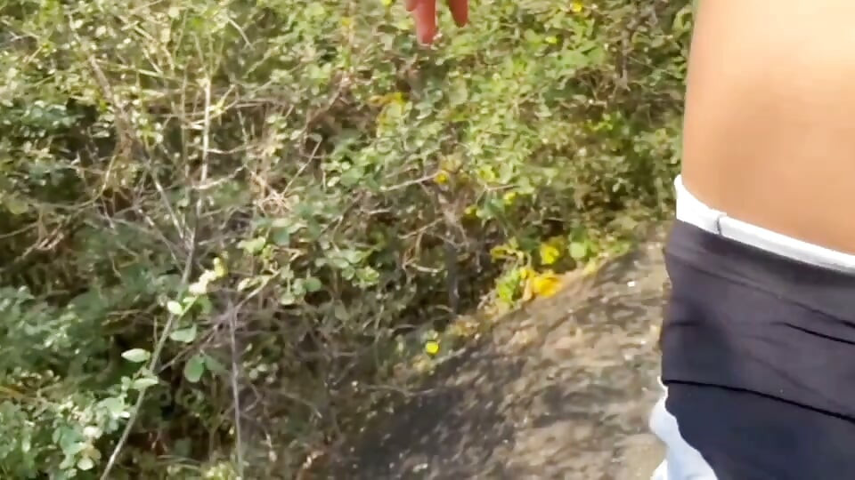 Stiefschwester wird zum ersten Mal im Wald gefickt
