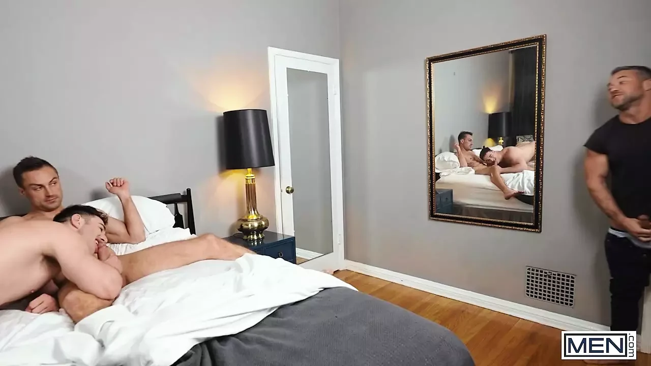 Michael boston succhia colby melvin e poi viene scopato da damien white fino a che i due non gli sborrano in faccia - uomini