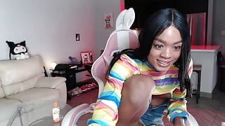 Une camgirl trans noire sexy caresse sa grosse bite noire pour être fière 2024