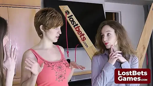 Tayt striptiz sırrını keşfettiklerinde tutsakların meydandalığı kayboluyor