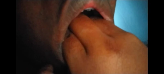 Lass uns sehen, wie tief meine finger gehen Teen (18+) schiebt ihre finger in ihre kehle.