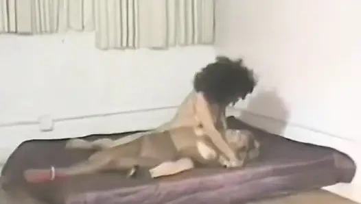 Две винтажные телочки дерутся из-за их неверного бойфренда