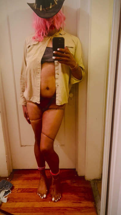 Sexy thick chocolate CD posing in the mirror