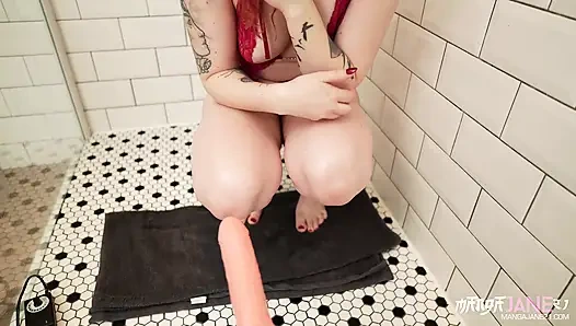 Azgın genç kız ıslak amcığını sikiş makinesiyle sert bir şekilde siktiriyor