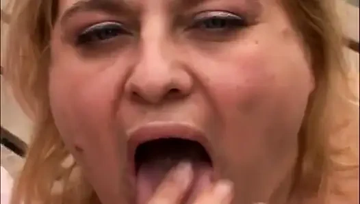 Pirang gemuk bercinta di pantai