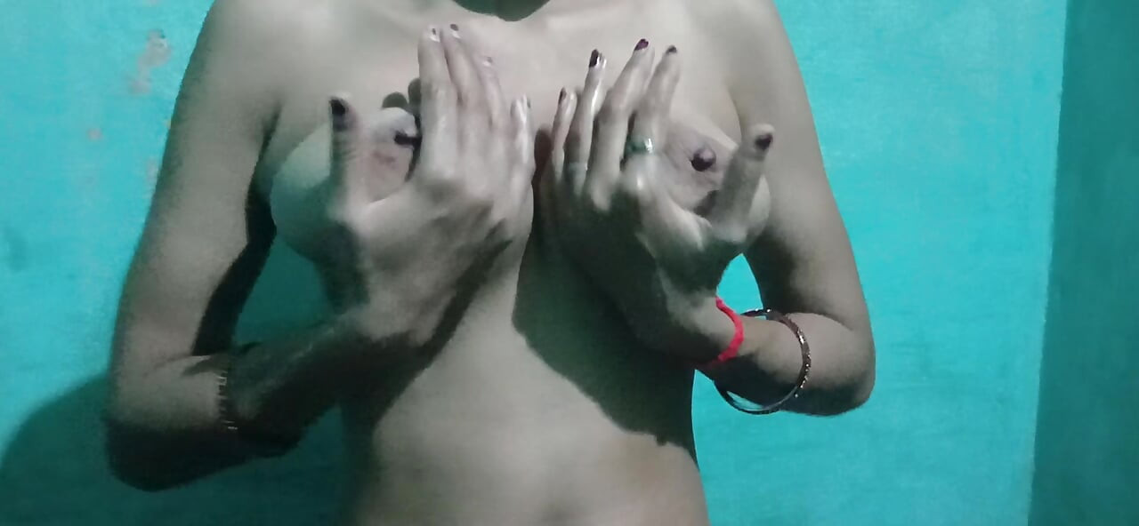 Behan apni body masage karte huea