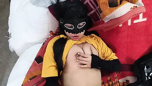 Abstellraum mit romantisch schönem sexy mädchen lutscht. verflucht
