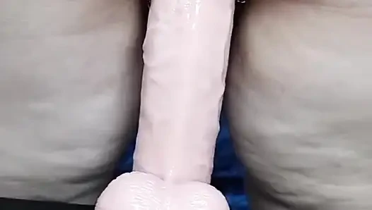 Memek becek dan pantat montoknya diminyaki, muasin memeknya pakai dildo ukuran XL