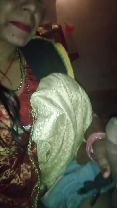 Meri patni mera land chuste huee mast lagti hai