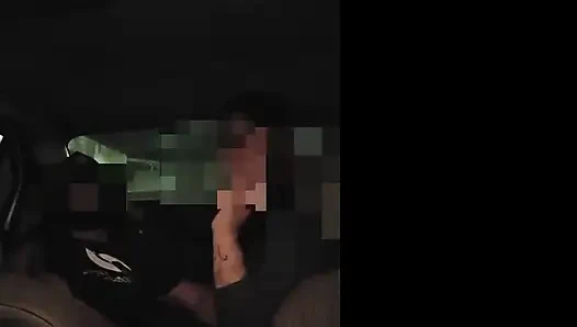 Saya menemukan seorang pria di alun-alun umum, meniduri saya di depan cuckold