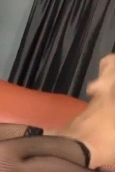 Sıska sarışın hizmetçi yeni şeyler denemeyi seviyor