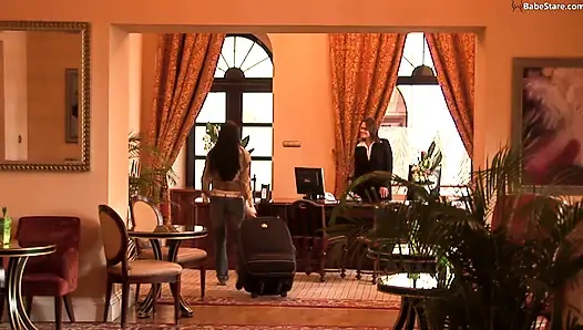 Dua lesbian sedang mencari kontol yang bagus!