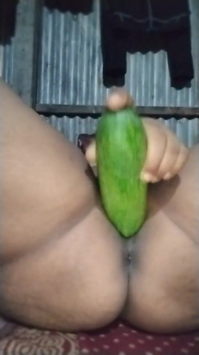 Desi viral slut put hand and fucking harder my pussy with cucumber | Clip 1