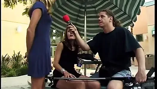 Blondes college-küken wurde von einem attraktiven typen aus der kameramannschaft gebohrt
