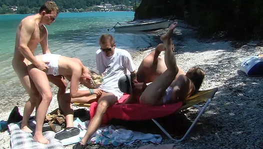 Orgie publique sur la plage en famille