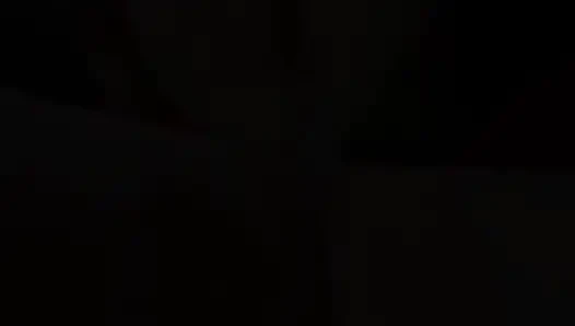 Sevimli iri güzel kadın beden eğitimi için yeni bir büyük dildo aldı