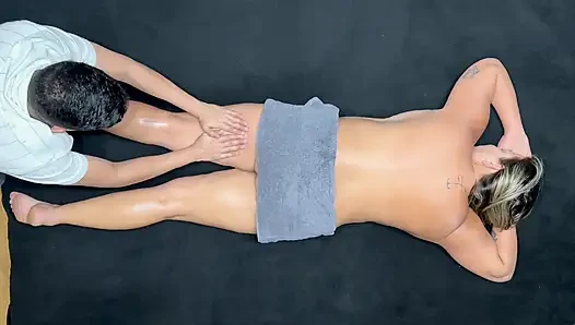 Zengin, şehvetli bir masaj doruk noktası olana kadar seks ve mastürbasyonla bitiyor.