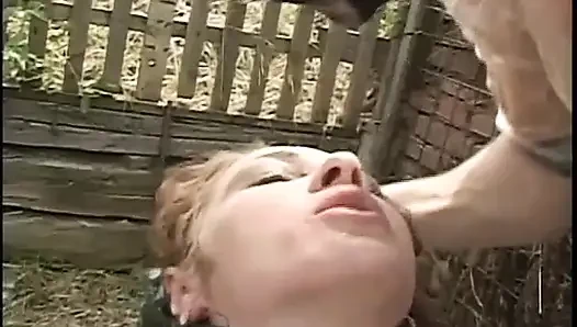 Fetişli ve seksi iç çamaşırlı kirli köle kafeste sikiliyor
