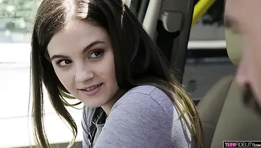 Teenfidelity devon green bir polisin amını pompalasına izin veriyor