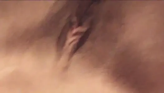 Remaja brunette merekam dirinya masturbasi di kamar mandi