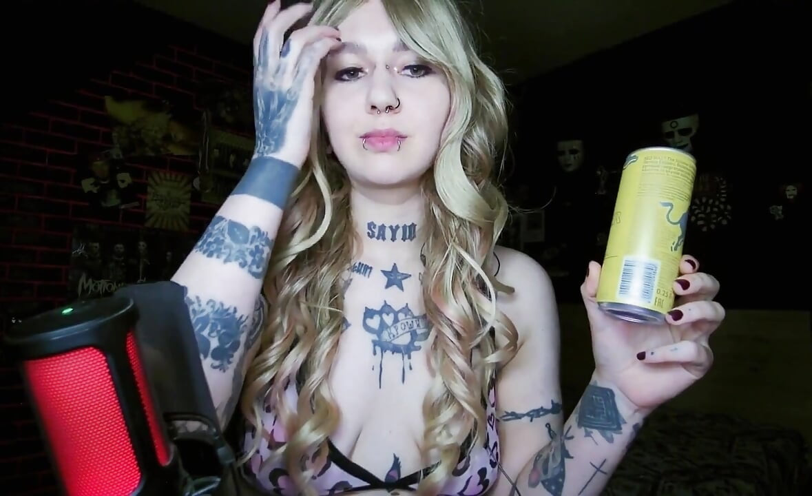 Sexy alternativa rubia burlona