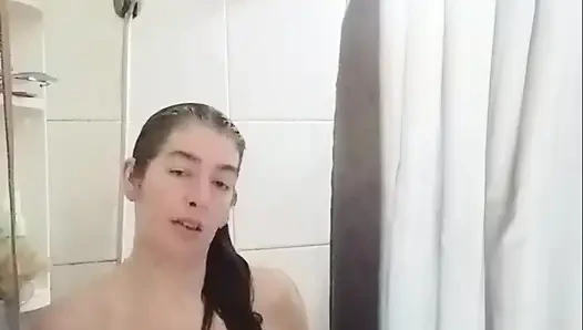 Orta yaşlı seksi kadın duş alıyor