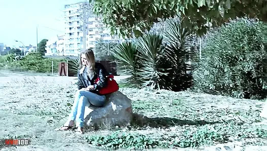 Candys chupa: muhteşem Fransız sarışın candys chupa plajda iyi sikiliyor