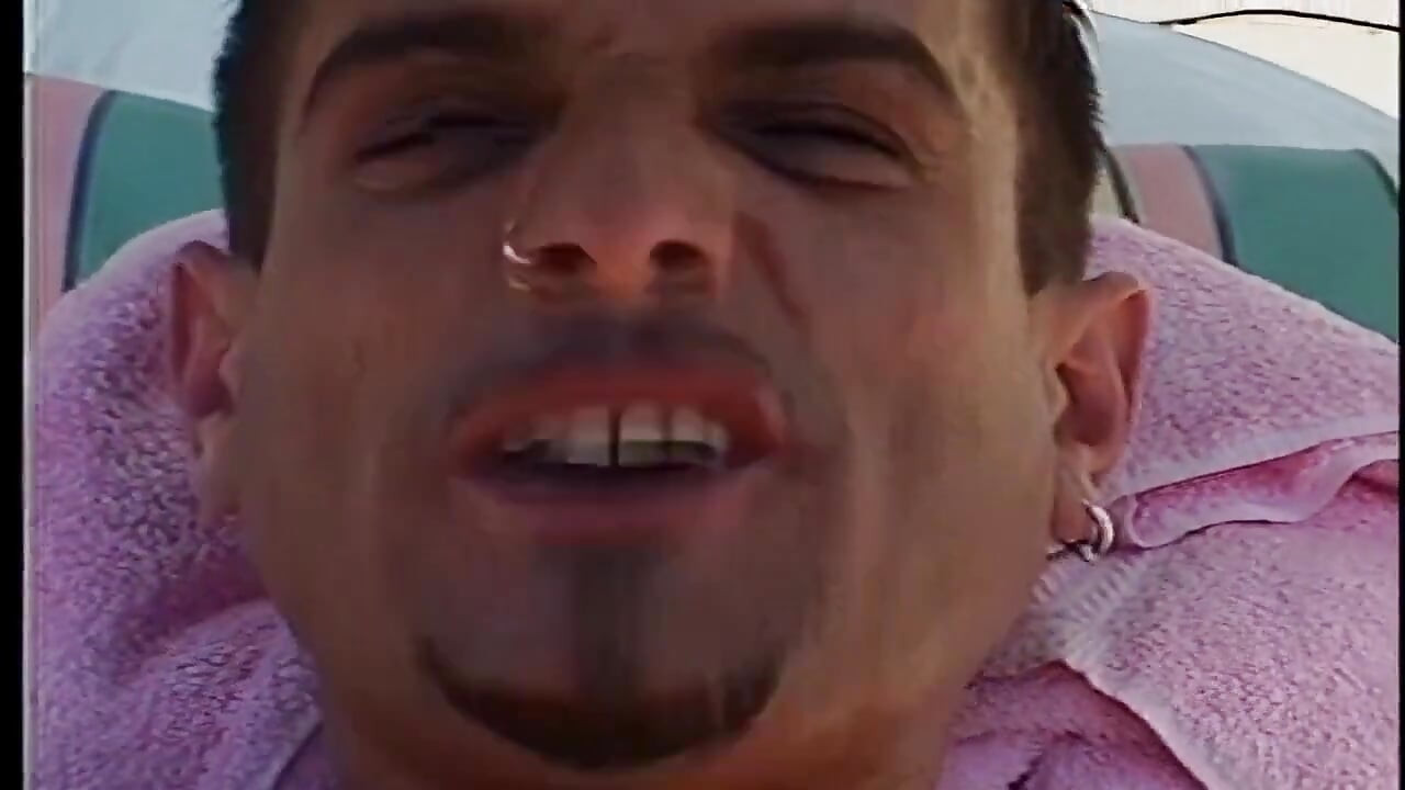 Un couple gay baise dans la piscine - sodomie ensoleillée dans la nature