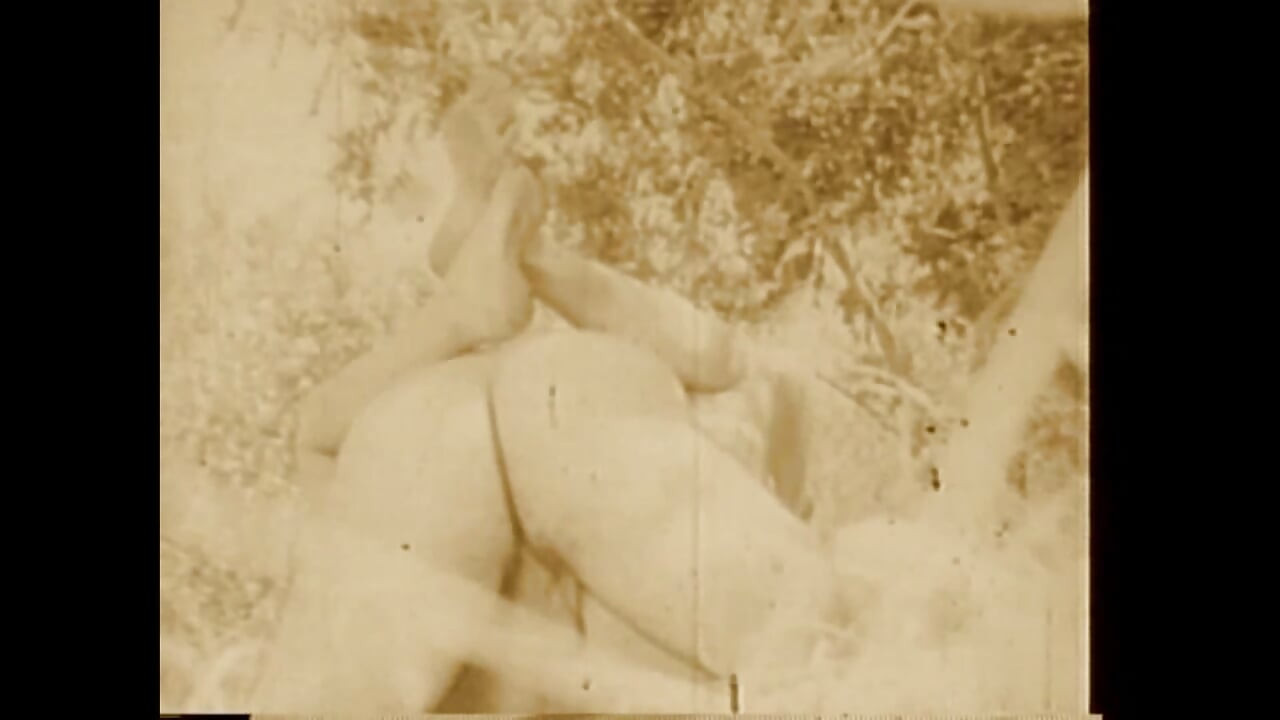 燃える草の葉の上で