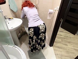 红发熟女同意在家里的浴室里肛交