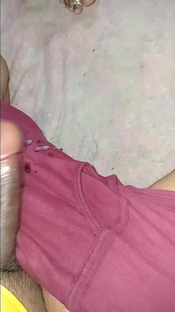 Kontol istriku berlumuran dan muncrat di mulut